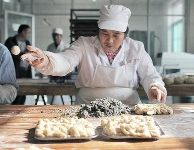 他回家接手家族糕點坊,不懼困難擴大生產(chǎn)經(jīng)營